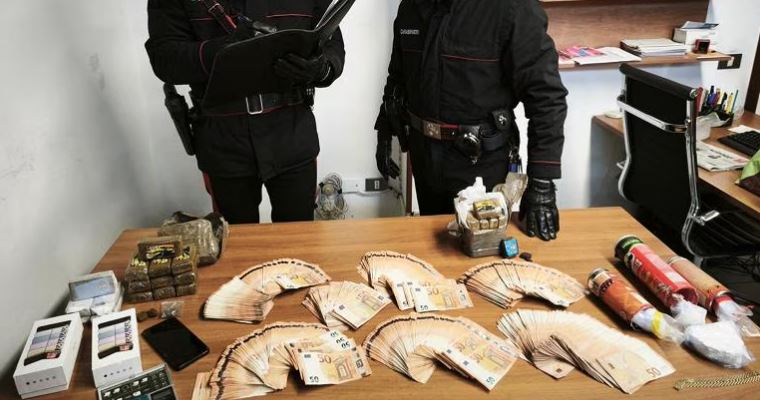 OPERACION ANTI-DROGË NË ITALI/ Sekuestrohen kokainë, kanabis dhe euro. Arrestohen 17 persona, mes tyre dhe një shqiptar