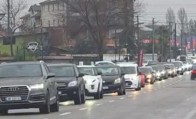 RIKTHEHET TRAFIKU/ Kaos nga Librazhdi në Elbasan, qindra automjete të bllokuara