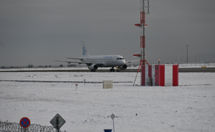 MOTI I KEQ/ Aeroporti i Vjenës mbyllet për shkak të ngricës, pista e mbuluar nga akulli