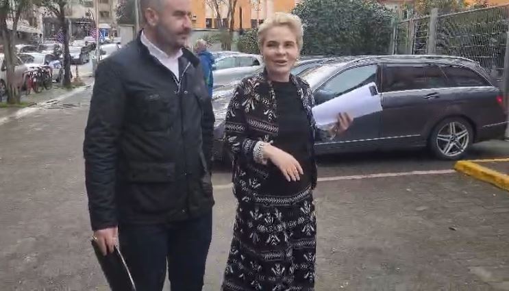 SOT SEANCA PARAPRAKE NË GJKKO/ Kryemadhi dhe avokati i Metës shkojnë në gjykatë