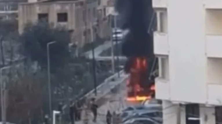 DETAJET E PARA/ Përfshihet nga flakët skrepi në Vlorë teksa po pastronte kanalin, shkak dyshohet mbi-nxehja
