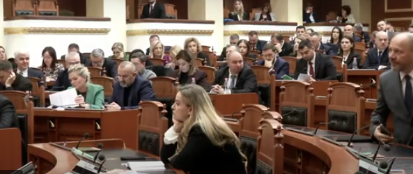 PS KËRKOI HEQJEN E 4 PROJEKT LIGJIT/ Miratohet me shumicë votash ndryshimi i rendit të ditës