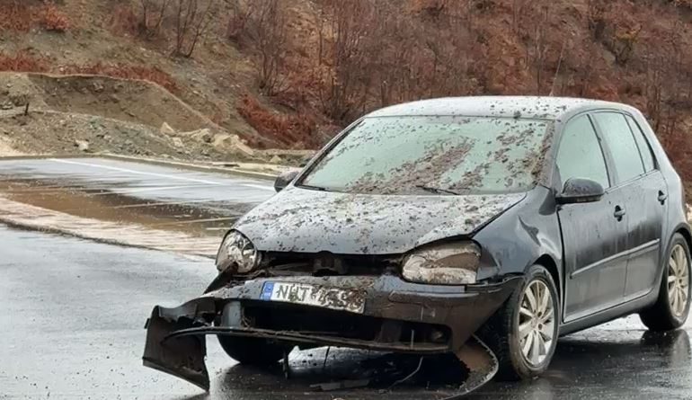 PAMJET/ Reshjet e shiut sjellin probleme në aksin Qukës-Qafë Plloçë, automjeti dëmtohet nga inertet dhe…