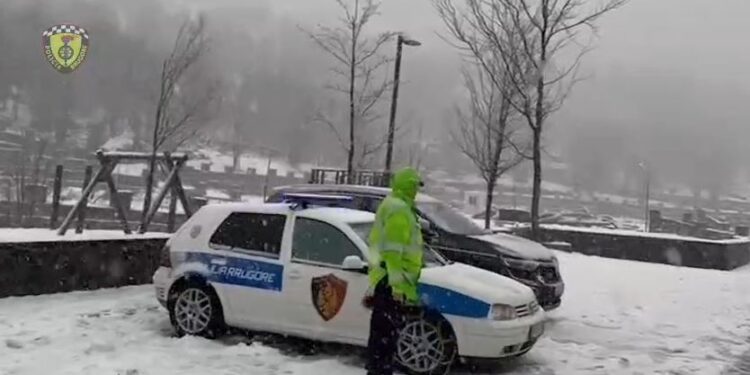 PËRMBYTJE NGA SHIU DHE BLLOKIME NGA DËBOR/ Situata problematike në Shkodër, Durrës dhe Gjirokastër. Policia: Kujdes me parakalimet