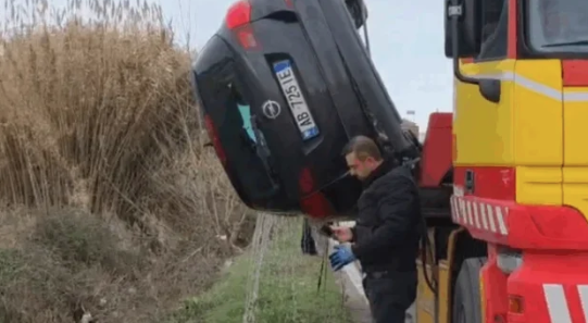 AKSIDENT I RËNDË/ Devijoi për të shmangur përplasjen me automjetin tjetër, makina përfundon në kanal në Fier