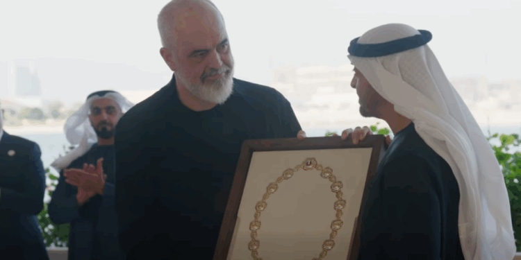 U NDERUA MA URDHRIN “ZAYED” NË ABU DABI/ Rama ndan pamjet nga ceremonia