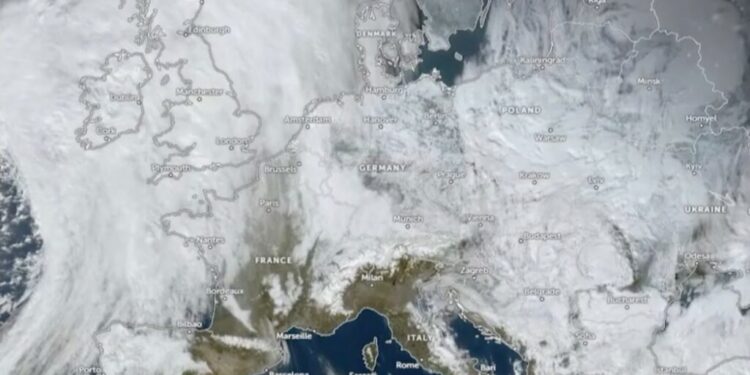 ULEN NDJESHËM TEMPERATURAT/ Europa e mbërthyer nga acari e stuhitë, shënohen 13 viktima nga moti i keq