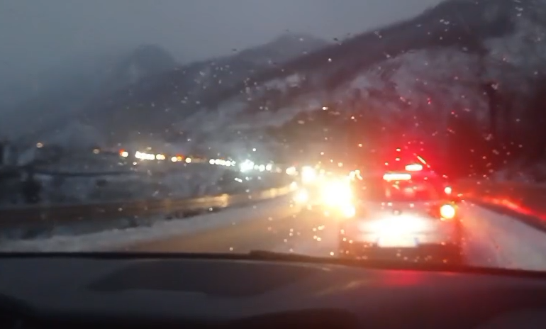 NGRICAT DHE BORA/ Bllokohet Rruga e Arbrit, 10 km radha e automjeteve. Policia apelon: Lëvizni me zinxhirë