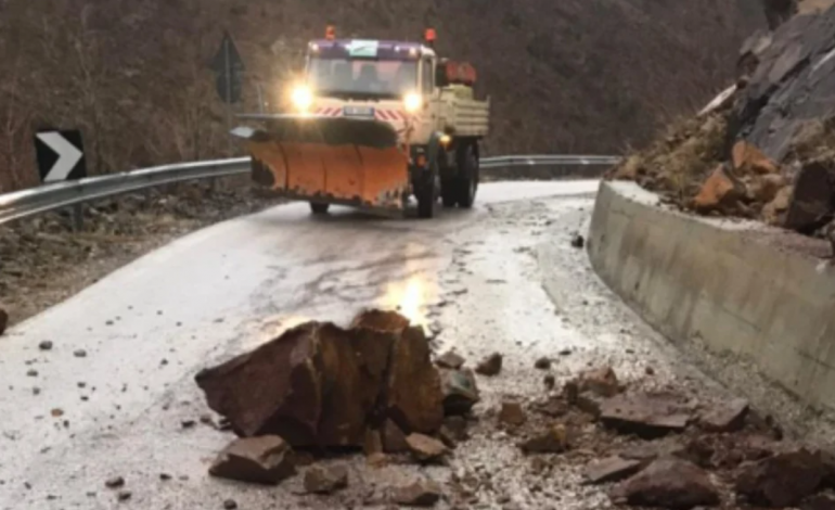 RESHJET E SHIUT/ Rrëshqitje gurësh në rrugët e Kukësit, disa fshatra mbeten pa energji elektrike