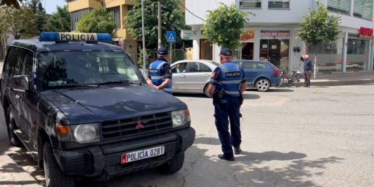 DETAJET/ Plagosja në Shijak për një femër, kushërinjtë i drejtuan 45-vjeçarit pistoletën në kokë