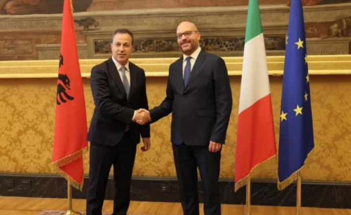 “BASHKËPUNIME NË KOMISIONET PARLAMENTARE”/ Peleshi takohet me Presidentin e Dhomës së Deputetëve të Parlamentit italian