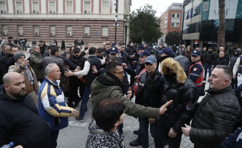 U PËRPLASËN ME POLICINË/ Protestuesit e “Shqipëria Bëhet” dërgohen për ndihmë mjekësore te Spitali i Traumës