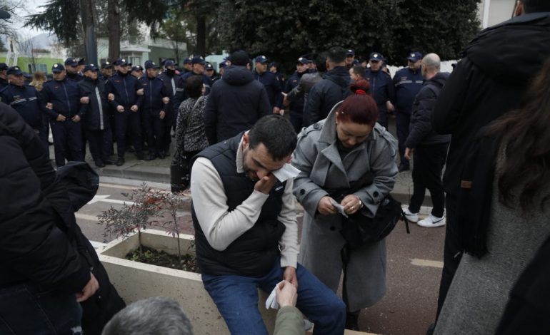 FOTOLAJM/ Lapaj i lënduar, policia shkul bombolat e gazit dhe çadrat! Çfarë nuk u pa nga përleshja para Kryeministrisë
