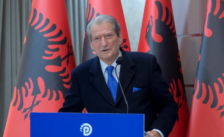 “ISH-KRYETARIT I KISHIN HAPUR DY DOSJE”/ Berisha sulmon Bashën: Don Agaçio i tha mikut të vet, ‘opozitën e kemi siç e duam ne’