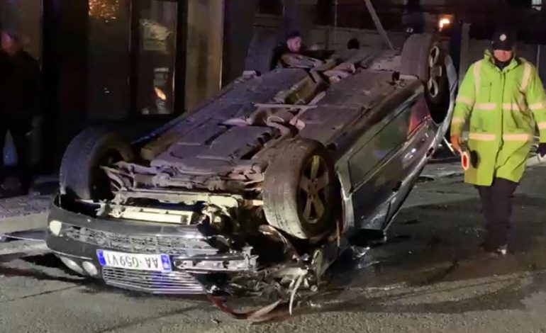 AKSIDENT NË LEZHË/ Makina përplaset me shtyllën e ndriçimit dhe përmbyset në rrugë, plagoset drejtuesi