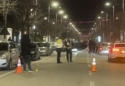 AKSIDENT NË KAVAJË/ Automjeti kthehet përmbys, shoferi humbet vëmendjen dhe përplaset me një makinë tjetër
