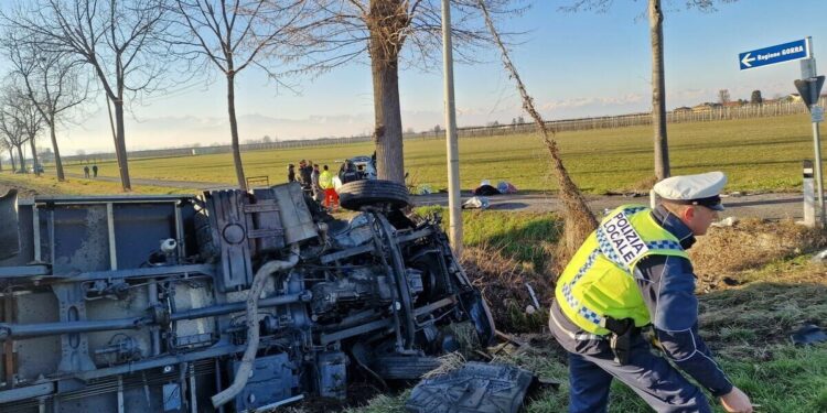 PUBLIKOHEN FOTOT/ Kush janë dy të rinjtë shqiptarë që humbën jetën në aksidentin tragjik në Itali pasi makina u përplas me kamionin