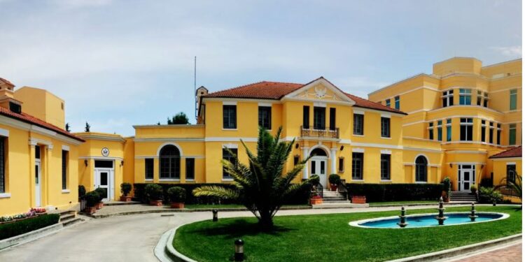 PROTESTA E OPOZITËS/ Ambasada Amerikane thirrje qytetarëve të saj: Qëndroni vigjilentë