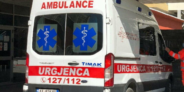 E RËNDË/ Rrëzohet nga ballkoni i katit të tretë, ndërron jetë një person në Sarandë