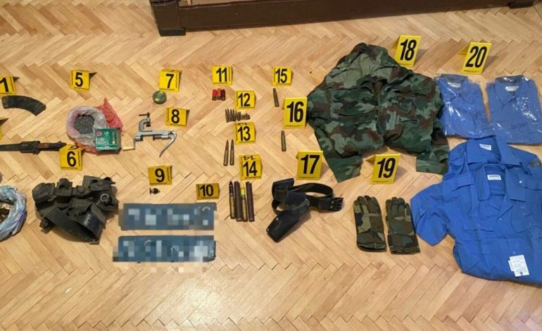 KOSOVË/ Tjetër operacion policor në Mitrovicën e Veriut, zbulohet arsenal armësh, municion dhe uniforma të policisë serbe