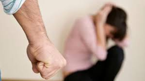“DO NDAHEM NGA BURRI”/ Familja s’pranoi divorcin e vajzës, si e morën me forcë në makinë dhe e dhunuan te shtëpia e xhaxhait