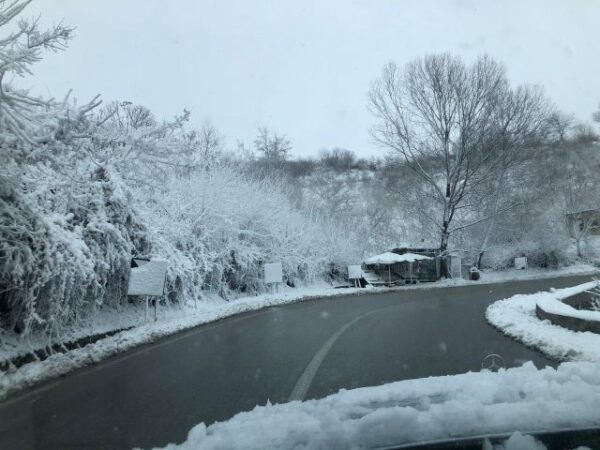 MOTI I ACARTË NË ELBASAN/ Temperaturat ulen deri në -11gradë celsius, autoritetet apel shoferëve: Lëvizni me kujdes