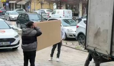 SHKRIRJA E KADASTRËS NË VLORË/ Nën shoqërimin e policisë, nis transferimi i materialeve drejt Tiranës