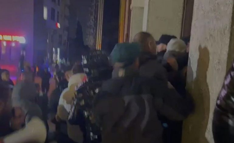AGRAVON SITUTA NË DURRËS/ Protestuesit dhe dy deputetët e PD tentojnë të hyjnë me forcë në Bashki