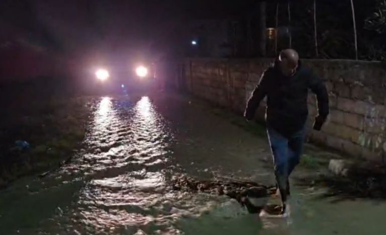 RËNDOHET SITUATA NË FIER/ Çahet argjinatura e Ferrasit, uji i Vjosës hyn edhe në autostradën Vlorë-Levan