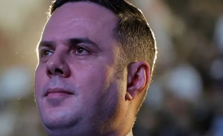 OFROI DORËHEQJEN E TIJ NGA POSTI I KRYETARIT/ Lumir Abdixhiku i mbijeton votëbesimit në Kuvendin e LDK-së