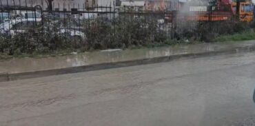 MOI I KEQ/ Elbasani në “kaos” prej shiut të dendur! Qarkullimi i mjeteve mes ujit dhe dherave…