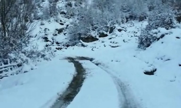 MOTI ME DËBORË/ Bllokohet Fuoristrada me 3 persona në malet e Gramshit, humbet kontaktin prej orësh