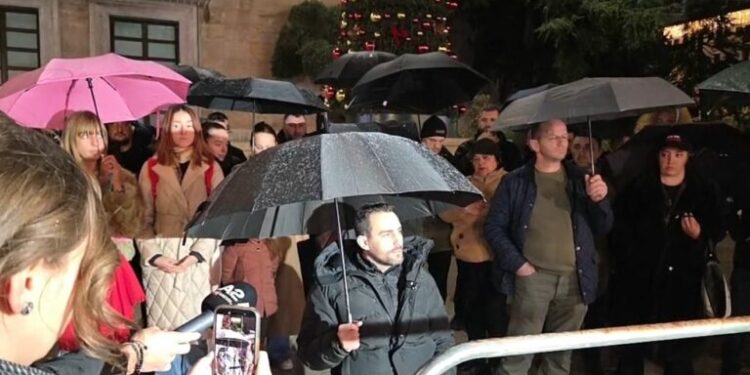 PAS FOLTORES SË BERISHËS/ Lapaj rikthehet në protestë: Aq kam unë në dorë, një çadër një karrige…
