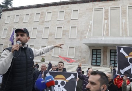 “KUNDËR HAJDUTËRISË”/ Protesta para kryeministrisë, Adriatik Lapaj: Sot bota është më e lirë, një diktator matanë oqeanit ra
