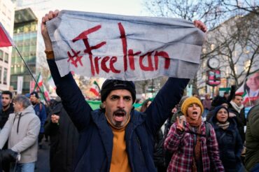 DHJETËRA VIKTIMA NGA TUBIMET NË IRAN/ Prokurori i Përgjithshëm: Protestuesit do të përballen me dënim me vdekje