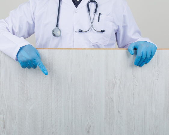 “NUK ZBATOI PROTOKOLLAIN”/ Plas keq në spital, mjekut s’i mbajnë nervat, dhunon kryeinfermieren
