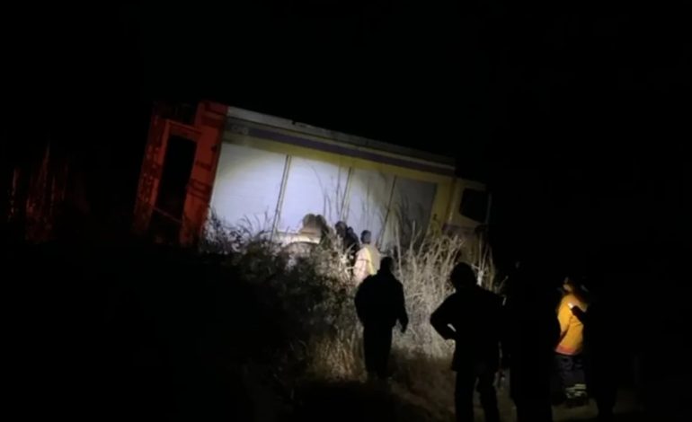 PAMJET/ Luftuan me flakët në Orikum, mjeti i zjarrfikësve ngec në mes të rrugës, rrezikon të bjerë
