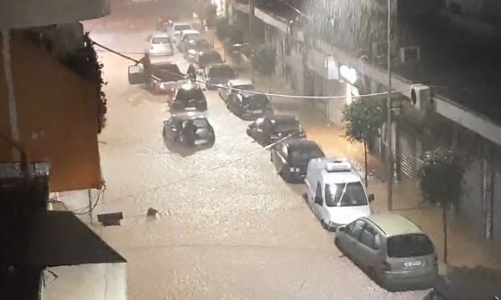 PAMJET/ Përmbyten disa lagje në Gjirokastër, përroi i Ficos del nga shtrati, biznese të shumta ‘nën ujë’