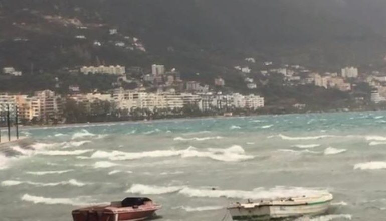MOTI I KEQ NË VLORË/ NDALOHET lundrimi i mjeteve të vogla dhe të peshkimit