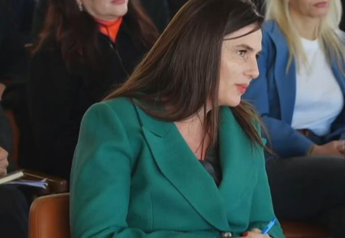 “NUK ZË MEND UNË ME TY…”/ Rama batuta me kryebashkiaken e Dimalit: Ne që s’kemi 4 kalamaj s’duhet ta kapim telefonin
