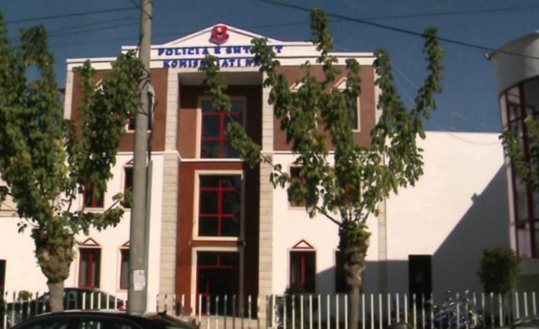 “PLAS” KEQ SHERRI/ Dy të rejat dhunojnë efektiven e policisë brenda komisariatit në Tiranë