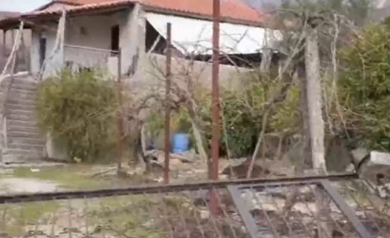 PASOJË E SHIRAVE TË DENDUR NË GJIROKASTËR/ Shembet banesa në Dhoksat, familja në qiell të hapur