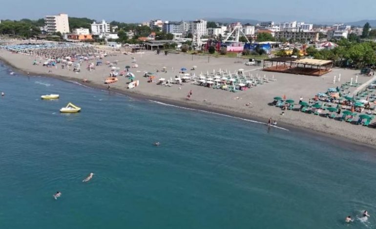 ÇADRAT DHE SHEZLONGËT ME LEJE NGA BASHKIA/ Vendimi i qeverisë: Këshilli bashkiak cakton çmimin…