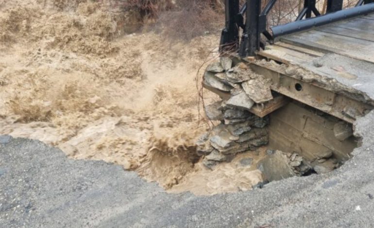 PËRMBYTJET NË KUKËS/ Rrezikohet shembja e urës në fshatin Orgjost, probleme edhe me energjinë elektrike