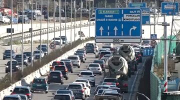 DËBORA ZBARDH DAJTIN/ Radhë kilometrike makinash për të parë dëborën, bllokohen disa akse rrugore në Tiranë