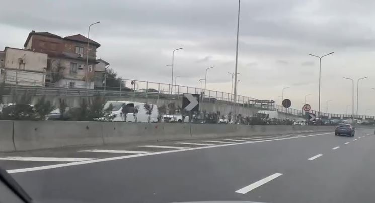 VIDEOLAJM/ Trafik i rënduar në Unazën e Madhe, automjete të bllokuar në radhë kilometrike