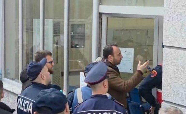 “S’E RR*AJ UNË”/ Seanca për protestuesit e arrestuar, Klevis Balliu “mësyn” në Gjykatën e Tiranës