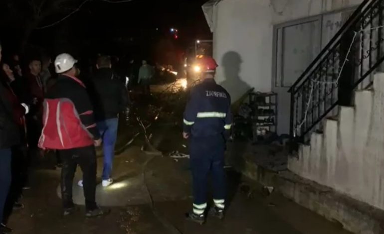 “BABI PO MERR FLAKË SHTËPIA…”/ Banesa u shkrumbua nga zjarri, kryefamiljari rrëfen tmerrin: Ishin brenda…