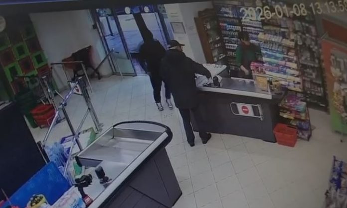 GRABITJA NË YZBERISHT/ Pamjet e FIKSHME. Autori hidhet mbi kasë dhe kërcënon me thikë punonjësen e marketit