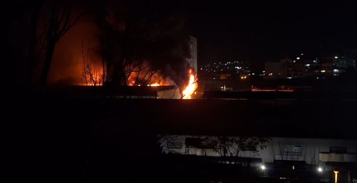 PAMJET/ Zjarr në tregun e rrobave të përdorura te “5 Maji” në Tiranë